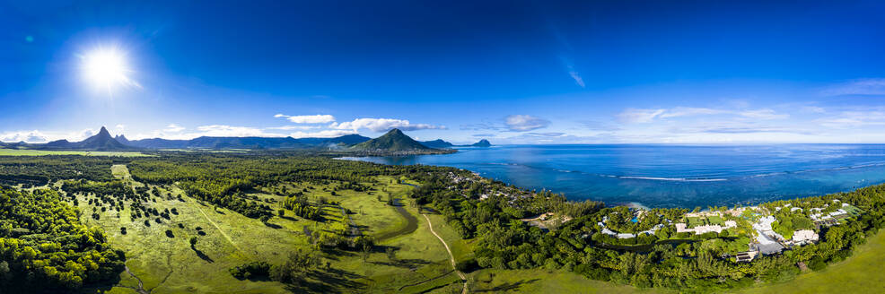 Mauritius, Black River, Flic-en-Flac, Hubschrauber-Panorama mit Sonnenschein über dem Indischen Ozean und Küstendorf - AMF07989