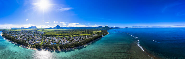 Mauritius, Black River, Flic-en-Flac, Hubschrauber-Panorama mit Sonnenschein über dem Indischen Ozean und Küstendorf - AMF07990