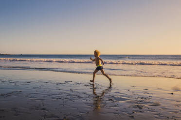 Kleiner Junge, der am Strand läuft - IHF00322