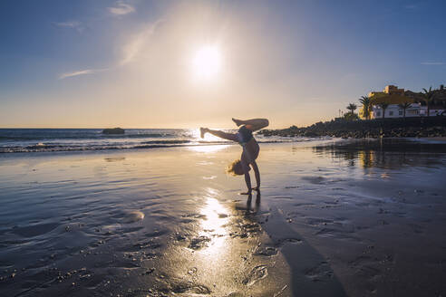 Kleiner Junge übt Handstand am Strand - IHF00323