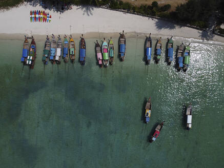 Traditionelle Holzboote am Strand, Ko Phi Phi Don, Thailand - FBAF01456