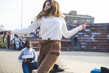 Young dancers rehearsing in a skare park - MEUF00394