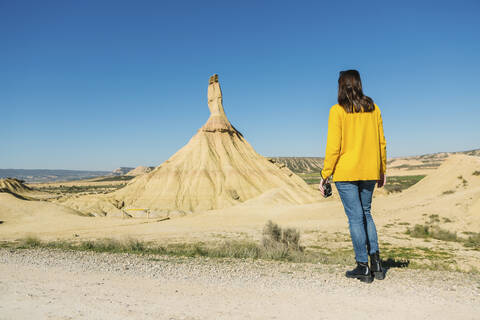 Frau in der Wüstenlandschaft von Bardenas Reales, Arguedas, Navarra, Spanien, lizenzfreies Stockfoto