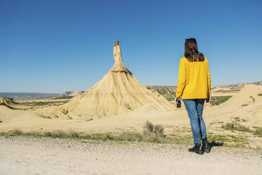 Frau in der Wüstenlandschaft von Bardenas Reales, Arguedas, Navarra, Spanien - XLGF00003