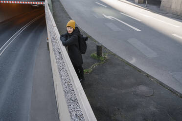 Frau auf der Straße in der Stadt, Frankfurt, Deutschland - AHSF02217