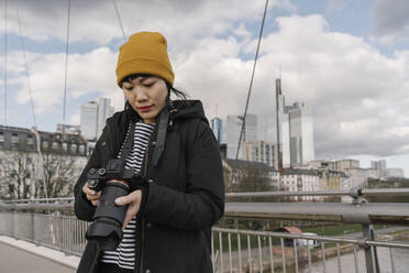 Tourist mit Kamera auf einer Brücke, Frankfurt, Deutschland - AHSF02229