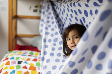 Porträt eines kleinen Mädchens, das auf dem Bett spielt - VABF02762