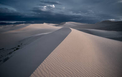 USA, Kalifornien, Low-Level-Luftbildaufnahme der mit Windwellen bedeckten Cadiz-Dünen - BCDF00430