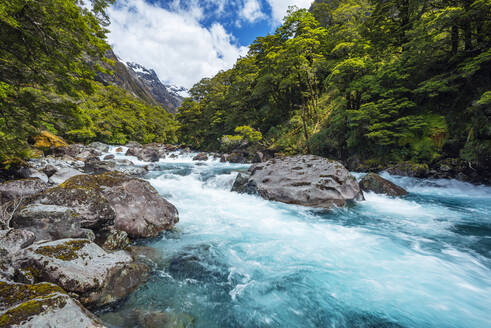 Neuseeland, Südland, Te Anau, Langzeitbelichtung des rauschenden Hollyford River im Fiordland National Park - RUEF02795