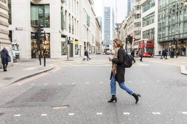 Frau in der Stadt, London, UK - WPEF02761