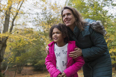 Neugierige Mutter und Tochter im Herbstwald - CAIF26284