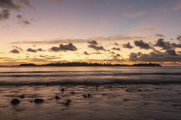 Schöner Sonnenuntergang mit Wolken und Reflexionen auf dem Wasser, Male, Malediven - WPEF02804