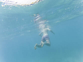 Mann schwimmt im Wasser, Unterwasseransicht - WPEF02805