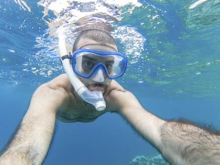Schnorchler nimmt Unterwasser-Selfie - WPEF02807
