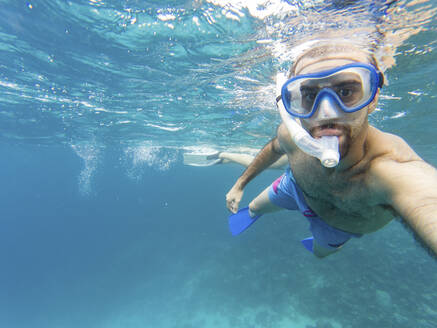 Schnorchler nimmt Unterwasser-Selfie - WPEF02809