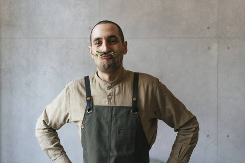 Porträt eines Mannes, der mit einer Mikrogrünpflanze Unsinn macht - VPIF02297