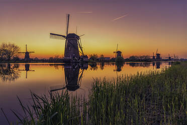 Traditionelle Windmühlen gegen den Himmel bei Sonnenuntergang - EYF03746