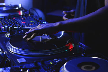 Abgeschnittenes Bild eines DJs, der während eines Konzerts Musik spielt - EYF03760