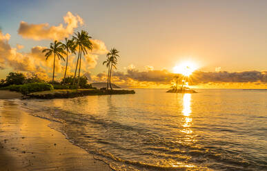 Scenic Blick auf das Meer gegen den Himmel bei Sonnenuntergang - EYF03825