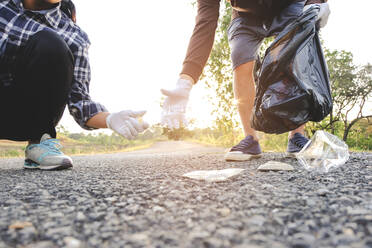 Niedrige Gruppe von Freunden sammelt Müll auf der Straße - EYF03833