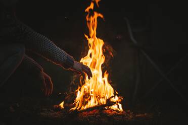 High Angle View Of Man Gesturing gegen Lagerfeuer - EYF03834