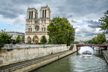 Brücke über den Fluss mit Notre Dame De Paris in der Stadt - EYF03847