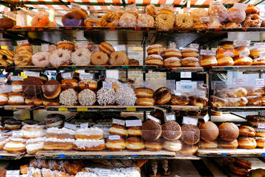 Full Frame Shot von Donuts zum Verkauf im Laden - EYF03869