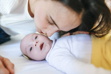 Nahaufnahme einer Mutter, die ihr Baby küsst - KIJF02962