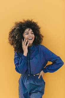 Portrait of happy stylish young woman on thephone - AGGF00019