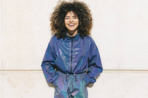 Porträt einer glücklichen stilvollen jungen Frau im Trainingsanzug im Freien - AGGF00028