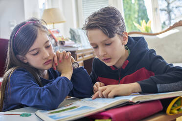 Bruder und Schwester lernen zu Hause während der Schulschließung - DIKF00434