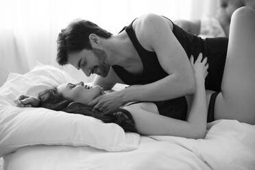 Erotisches Paar im Bett liegend, Liebe machend - SHKF00821