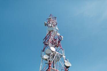 Low Angle View of Communications Tower gegen blauen Himmel - EYF03963