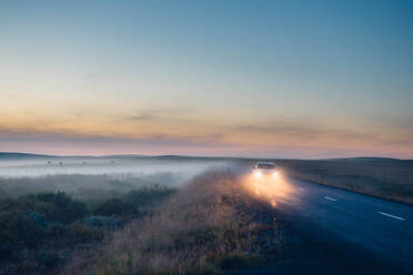 Scenic View of Auto fahren durch die Landschaft - EYF04034