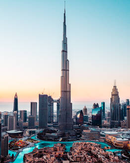 Burj Khalifa in der Stadt gegen den Himmel bei Sonnenuntergang - EYF04084