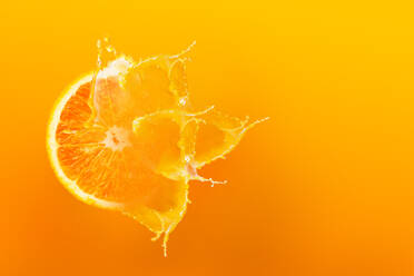 Full Frame Shot von Orange Slice Spritzen in Saft - EYF04094
