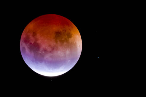 Blick auf den Vollmond während der Mondfinsternis - EYF04114