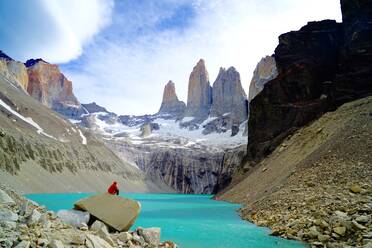 Aussicht auf einen See und eine Felsformation im Torres Del Paine National Park - EYF04117