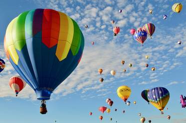 Low Angle View of bunten Heißluftballons gegen Himmel - EYF04119