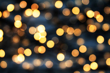 Defokussiertes Bild von beleuchteten Weihnachtslichtern bei Nacht - EYF04128