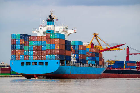 Schiff vertäut im Hafen gegen den Himmel - EYF04148