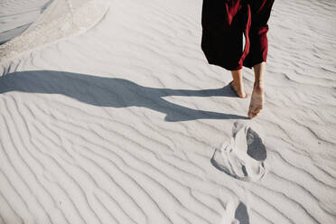 Low Abschnitt der Frau zu Fuß auf Sand in der Wüste - EYF04163