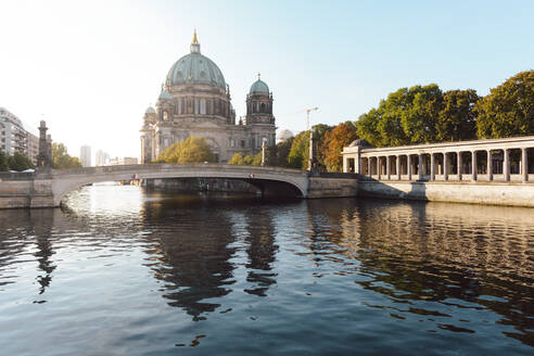 Bogenbrücke über den Fluss - EYF04167