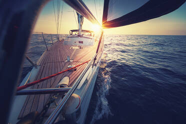 Segelboot Segeln im Meer bei Sonnenuntergang - EYF04173