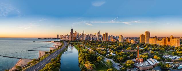 Panoramablick auf das Meer und Gebäude gegen den Himmel bei Sonnenuntergang - EYF04199