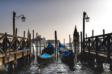 Italien, Venedig, Verankerte Gondeln in der Abenddämmerung - FMOF00955