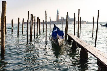 Italien, Venedig, Gondel an Küstenpfählen vertäut - FMOF00957