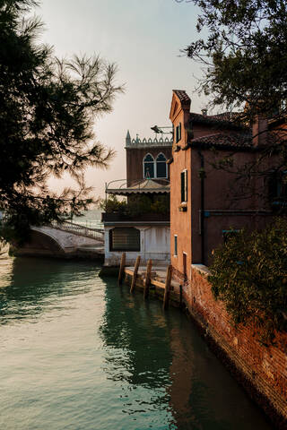 Italien, Venedig, Häuser am Wasser in der Abenddämmerung, lizenzfreies Stockfoto