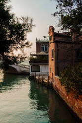 Italien, Venedig, Häuser am Wasser in der Abenddämmerung - FMOF00959