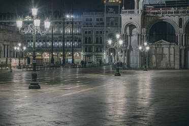 Italien, Venedig, Straßenlaternen beleuchten leeren Platz bei Nacht - FMOF00964